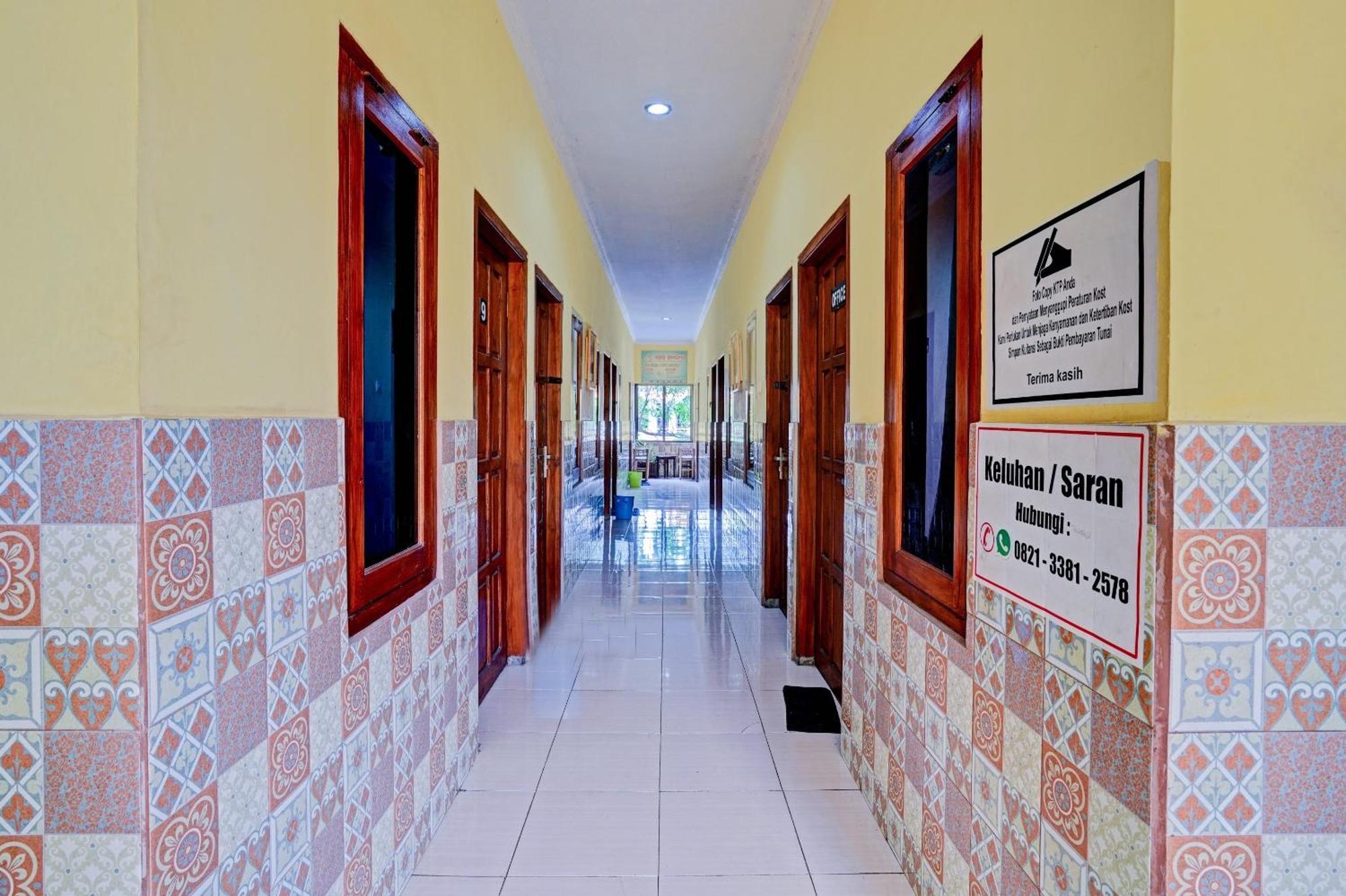 Oyo 90234 Dhoho Family Guest House Kediri  Exterior photo